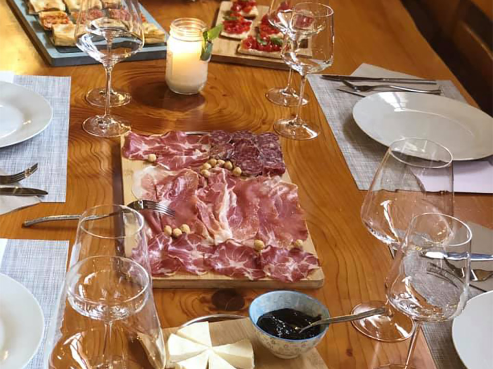 Visite e degustazioni in cantina: prodotti tipici locali di Langa e Monferrato.